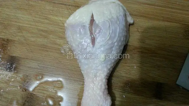 将鸡腿上面划几刀，方便入味易熟