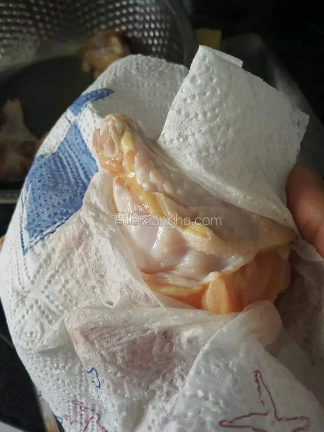 鸡翅根洗泡至没有血水色，用厨房纸吸收多余水分，以免入油锅飞溅。