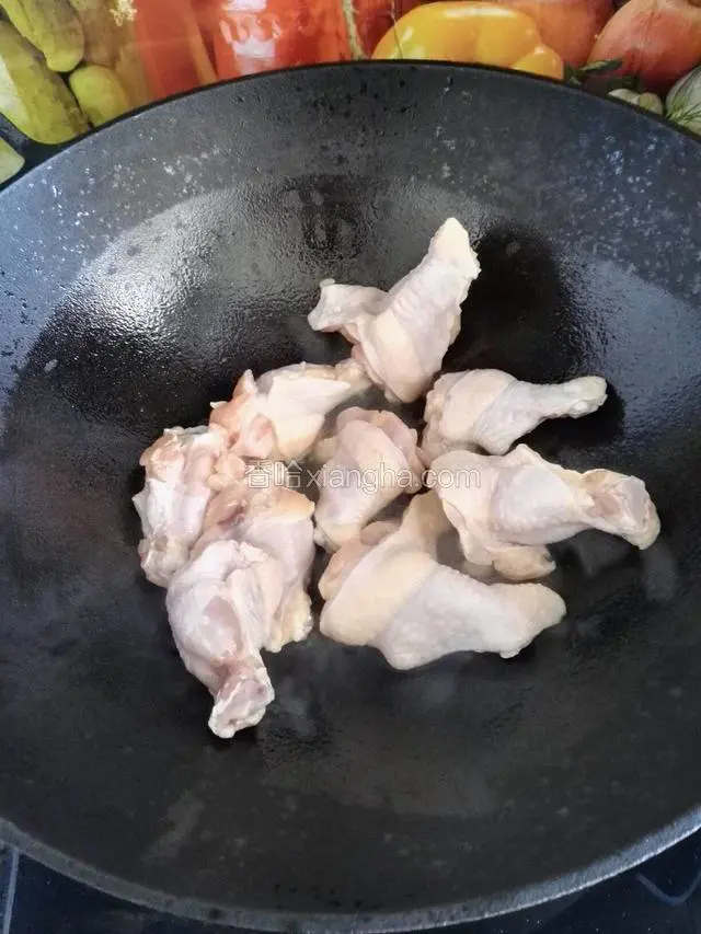 油锅放适量油烧热，放翅根煎炸