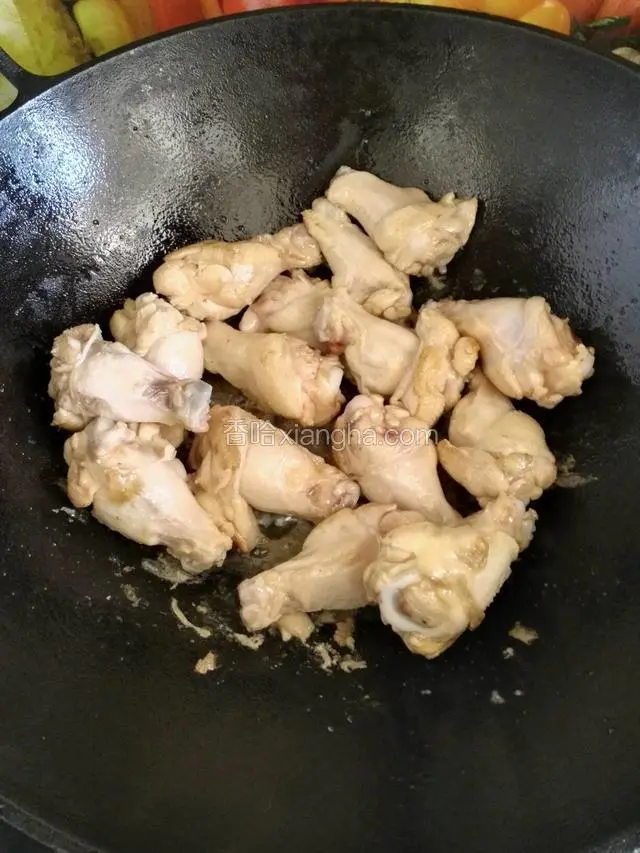 煎至鸡皮变紧变色，再放入姜片继续煎出香味，