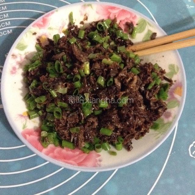 将切好的梅干菜和肉混合加入适量白糖，然后放入压力锅蒸至熟烂，然后拌上葱待用。