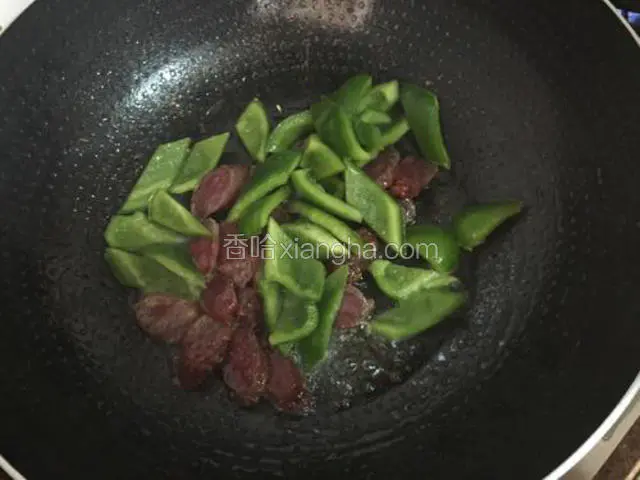 加入青椒，翻炒均匀