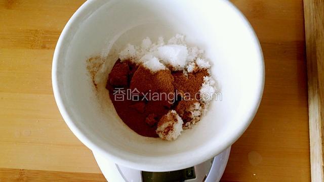 把20g糖和肉桂粉混合