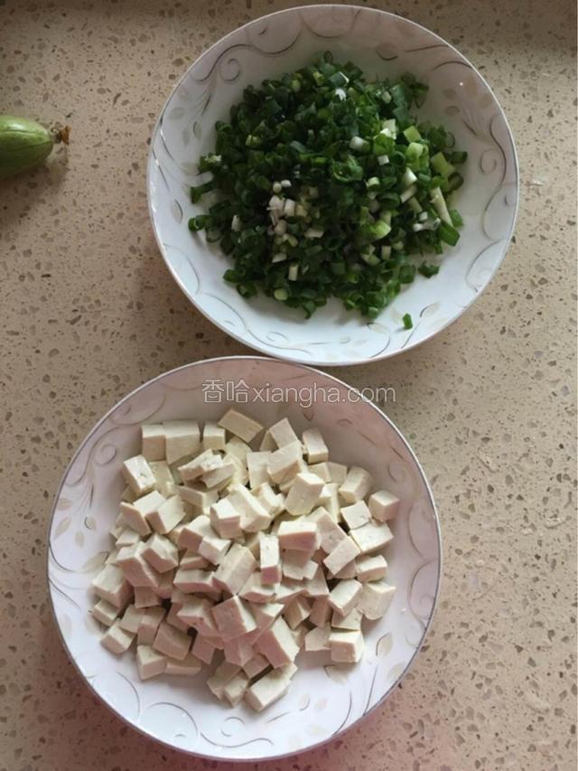 小葱豆腐切丁。