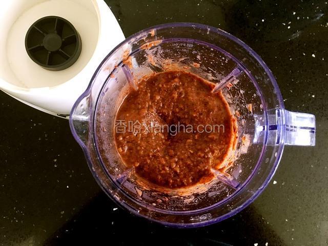 将红豆打碎成泥。