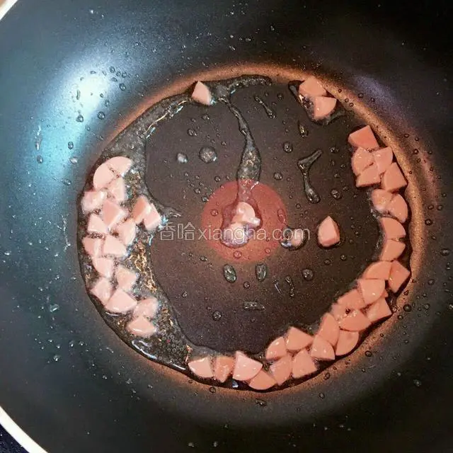 锅热热油爆炒火腿肠