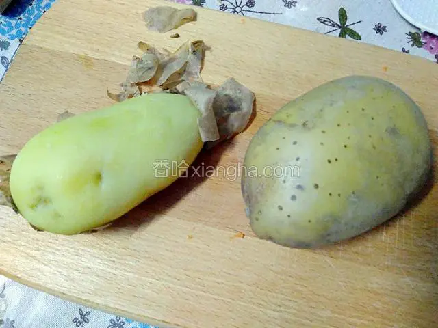 蒸熟的土豆取出，趁热去皮。