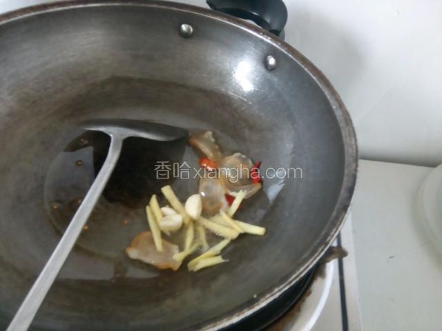 油热，倒入葱姜蒜爆香，倒入肥肉炸油