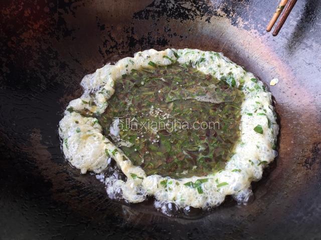 热锅冷油，油热倒入香椿鸡蛋混合液
