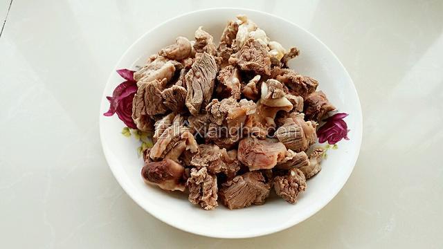 焯好后的牛肉过凉水，冲洗干净沥干水分备用。