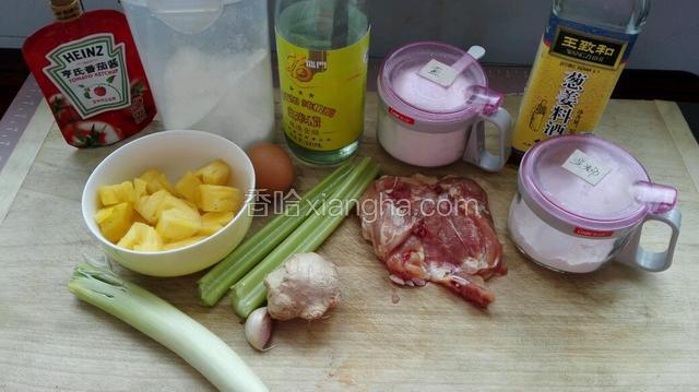 准备所有食材，鸡腿提前去掉骨头备用