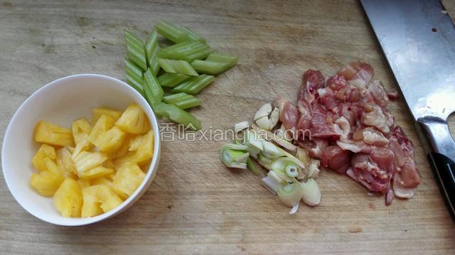 菠萝提前用淡盐水泡20分钟，芹菜斜切块，鸡腿肉切块，葱姜蒜切片