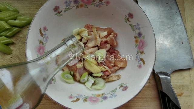 在加进少许料酒抓匀腌5分钟
