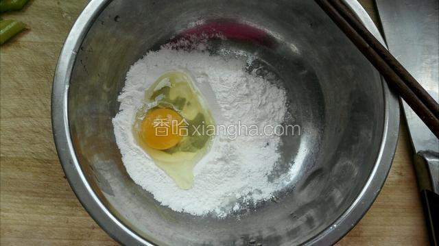 另用盆放入干淀粉和鸡蛋搅拌无颗粒糊状