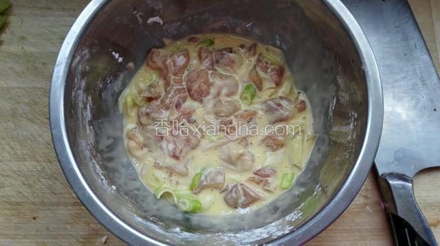 然后把腌好鸡块连同葱姜蒜一同放入糊中，拌匀继续腌10分钟