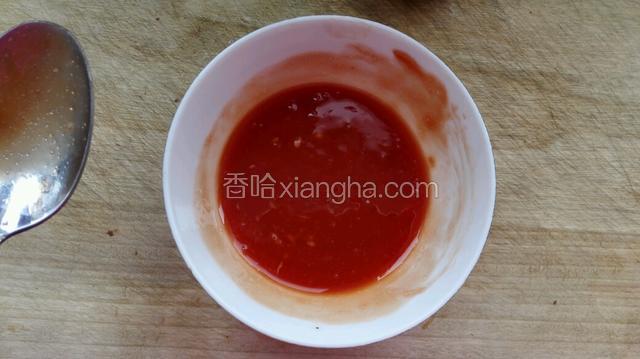 准备碗汁，加入20克番茄沙司，10克白醋，20克白糖，5克淀粉和10葱姜水搅匀备用