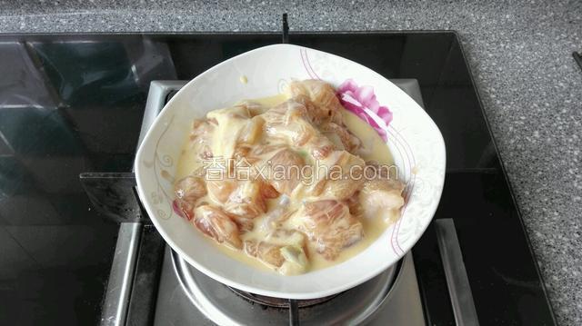 腌好鸡块用筷子夹出，去掉葱姜蒜