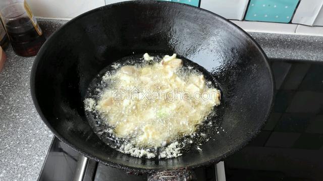 锅中放适量食用油，油热下入鸡块划散段生捞出