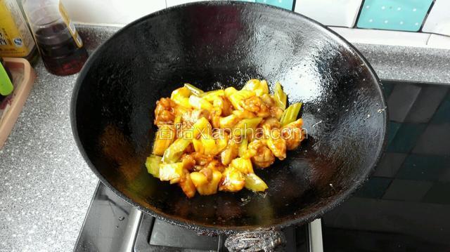 下入鸡块和芹菜迅速翻炒裹匀酱汁