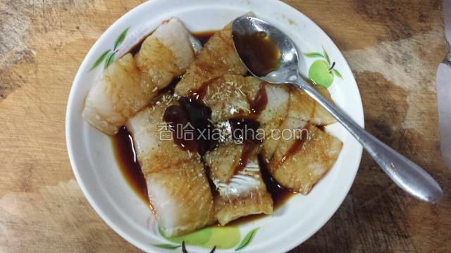 分别加入一勺料酒，两勺生抽，一大勺蚝油，一小勺盐，一小勺糖，适量的葱姜蒜粉、香草粉、胡椒粉。