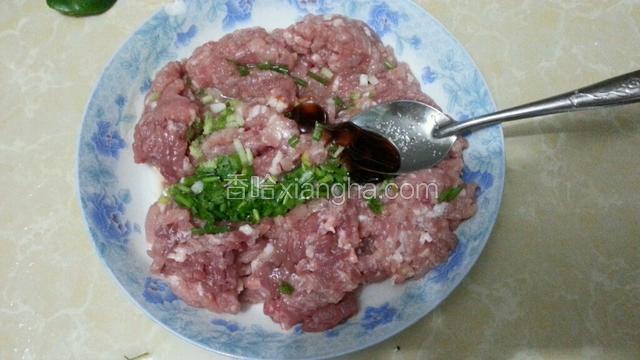 将肉沫放入碗中，加入葱花，盐，料酒，耗油