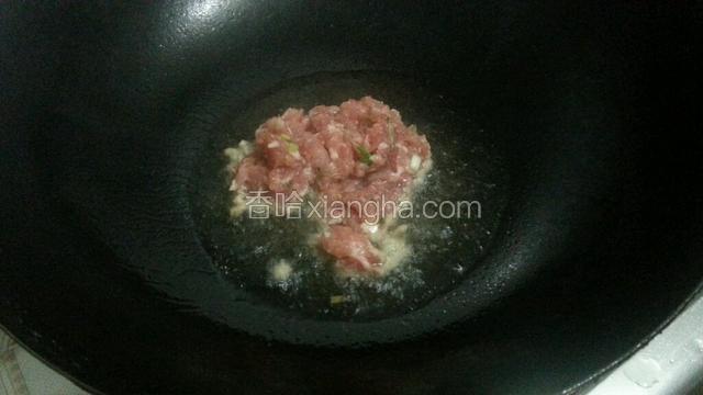将锅烧热，倒入少许油放入肉沫