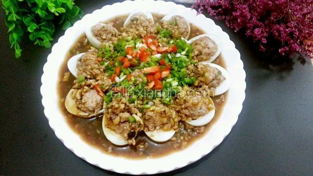 倒点蒸鱼豉油，淋上酱汁，散点葱花和红辣椒