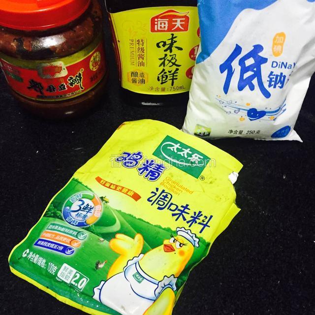 调料油豆瓣酱，盐，鸡精，糖，生抽备用