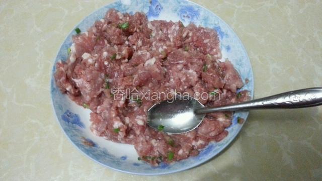 肉馅搅拌均匀