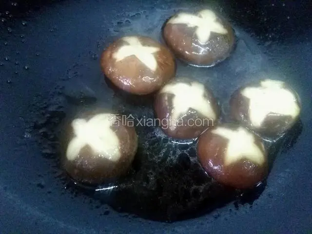 炒一会加一些盐生抽调味