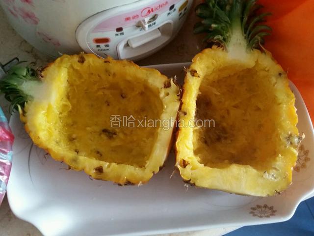 用小刀将菠萝肉划成块状，用不锈钢勺挖出菠萝肉，剩下菠萝壳做碗。