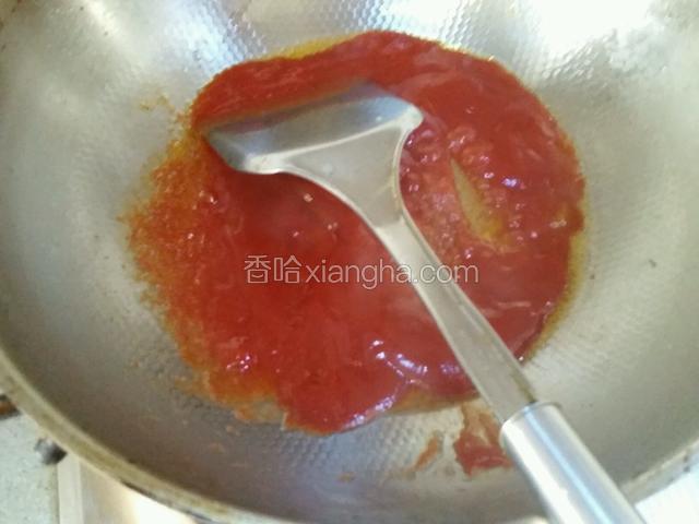热锅凉油，放入番茄酱翻炒。