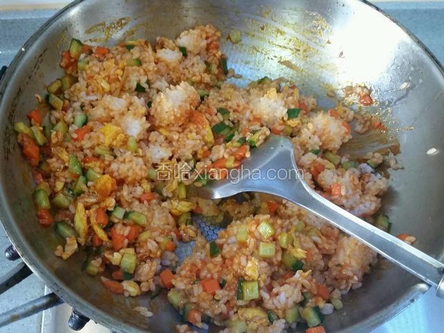 放入所有食材和米饭翻炒。