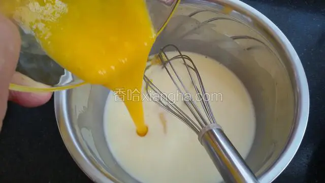 蛋黄打散，加入凉透的奶浆里，搅拌匀。