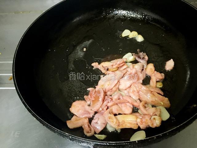 鸡脯肉下锅，小火，把鸡脯肉炒散