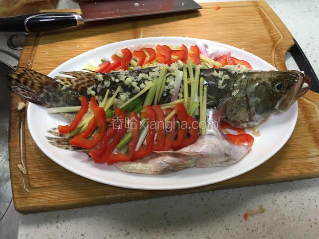 加上姜丝、菜椒及一勺料酒、一勺味极鲜