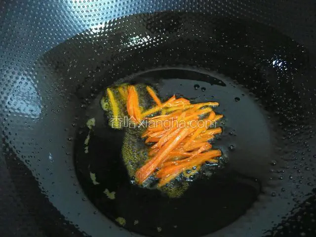 锅里油烧热，放入胡萝卜炒匀
