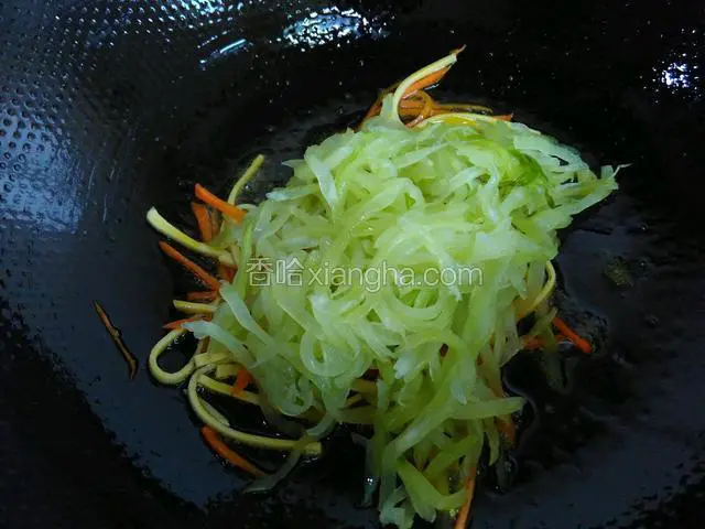 再放入莴苣丝炒匀（炒之前把腌制的莴苣丝挤干水分）