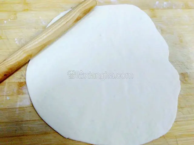 将发酵好的面团用擀面杖擀成一张面皮。