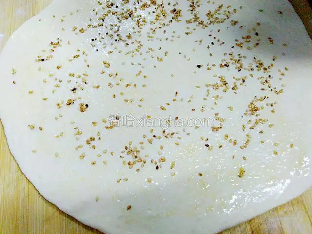 均匀的撒上白芝麻。