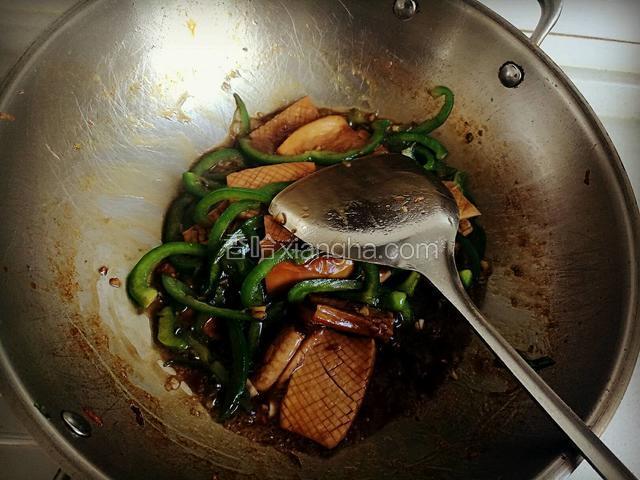 翻炒片刻关火。