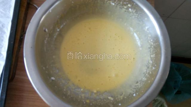 蛋黄盆里放20克白糖，用打蛋器打发至，体积膨大，变成浅黄色。