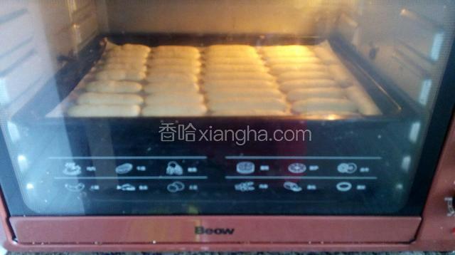 烤箱预热160度，中层烤20分钟，牛舌饼稍稍上色即可。