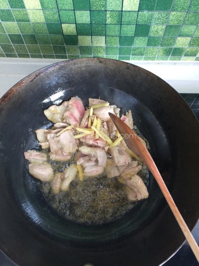 五花肉煸出油，肉色发白时加入生姜炒出香味；