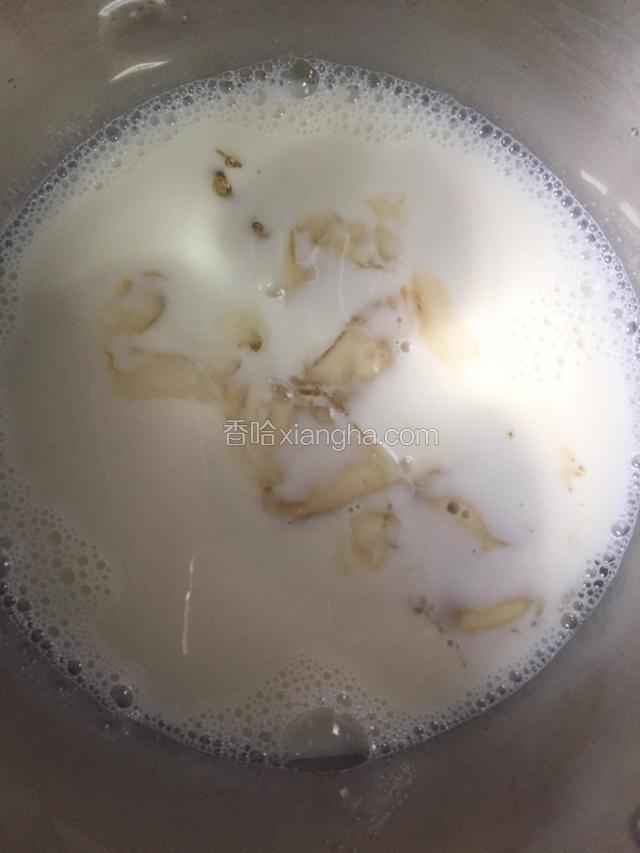 加入事先用冷水泡软的吉利丁片，待其融化后关火晾凉