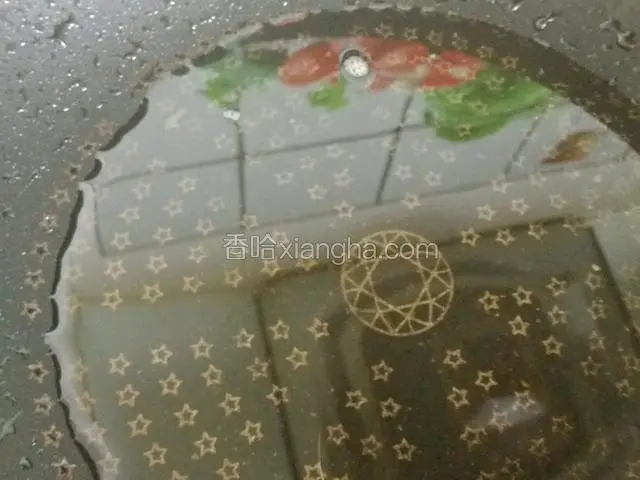 平底锅烧油至5成热