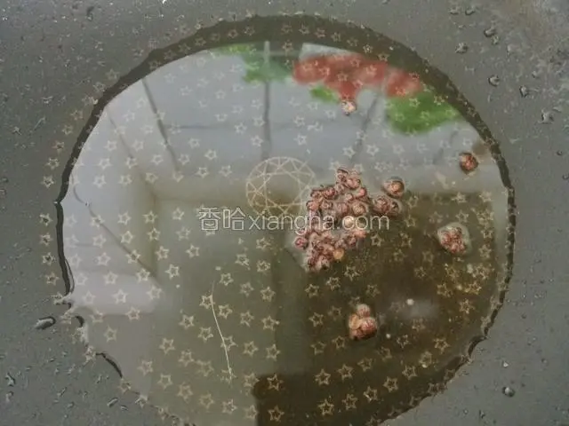 锅中烧油至7成热时浇在青红丝上