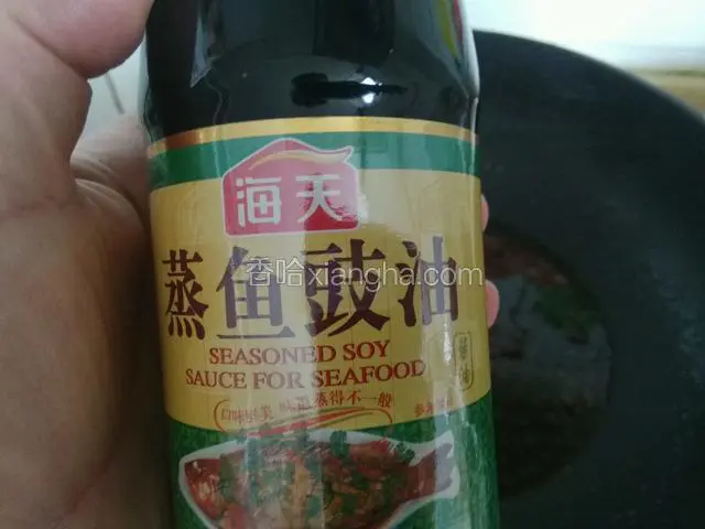 蒸鱼豉油利用锅中余热加热，迅速离火，浇在豆腐上，再淋少许香油。