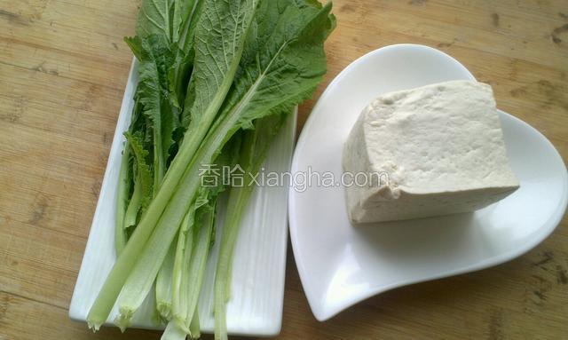 小白菜洗净，豆腐备好