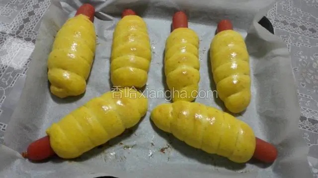 出炉晾凉，慢慢将火腿拿出放入生菜装饰！
